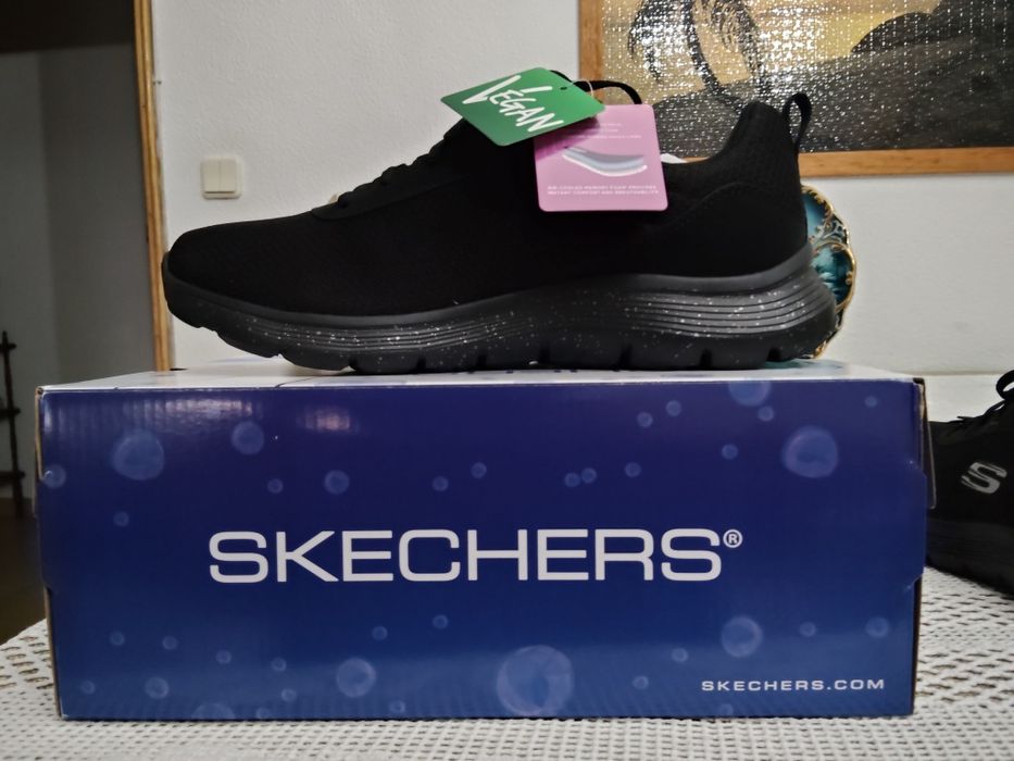 Tênis marca Skechers para mulher