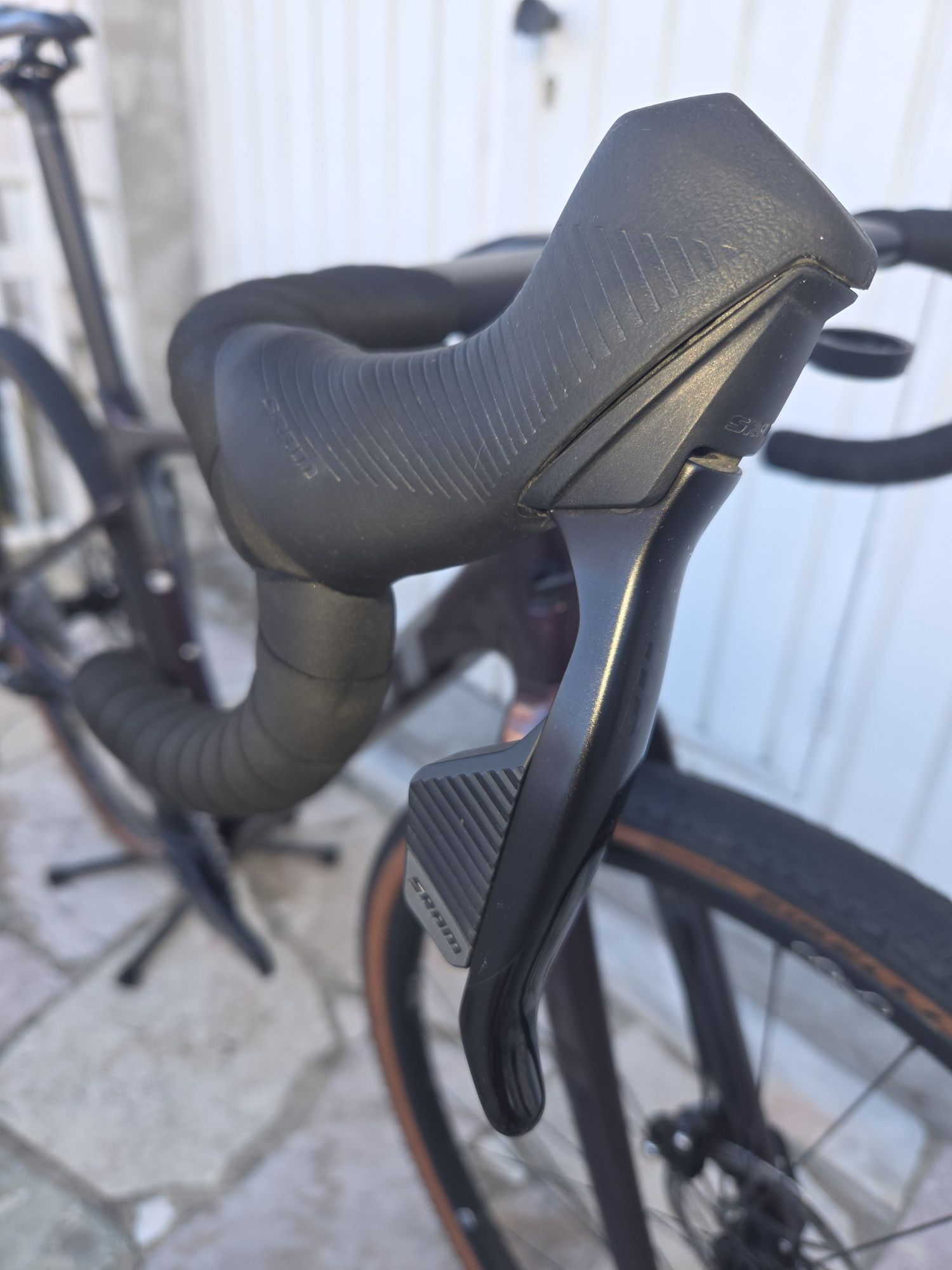 Bicicleta Giant Revolt Tamanho S em carbono com transmissão eletrónica