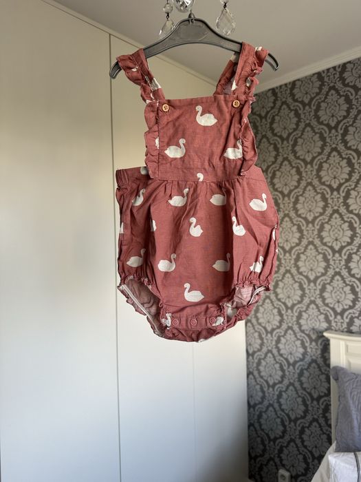 Ramper kombinezon body ogrodniczki H&M w łabędzie z falbankami 80cm