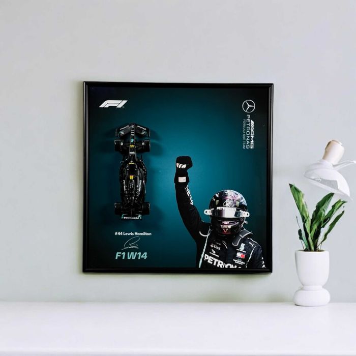 Рамка з Bburago F1 Mercedes AMG Мерседес W14 E 2023 Lewis Hamilton Ф1