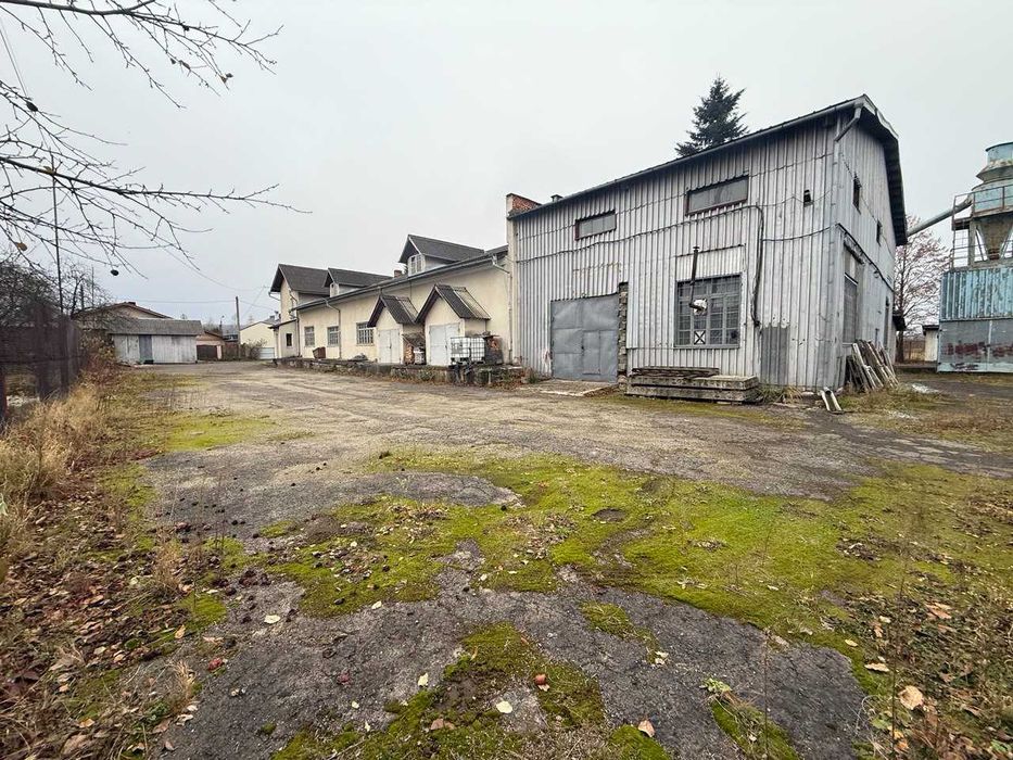 Продам виробничо-складське  приміщення у с. Вістова з рампою .