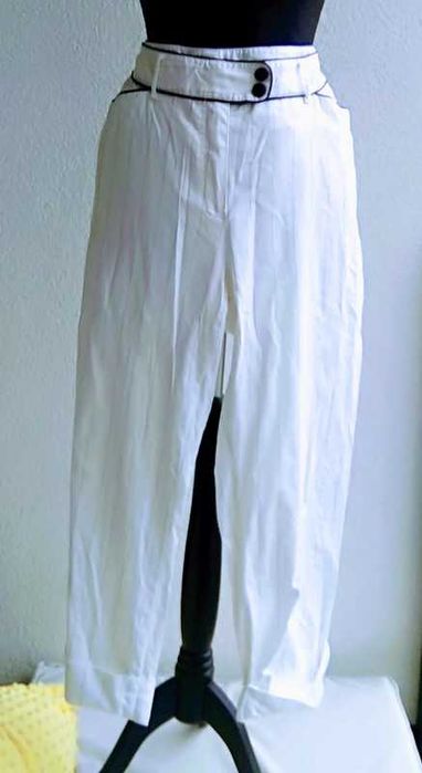 Białe spodnie w cienkie granitowe paski z granatowymi lamowkami