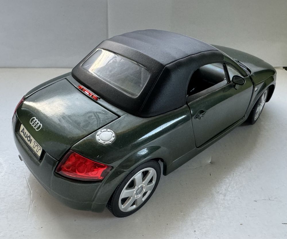 Model samochodu w skali 1:18 Audi TT Revell