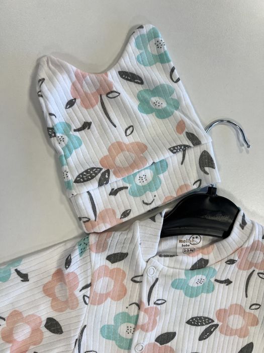 Pajacyk niemowlęcy kwiaty +czapeczka r.0/3m