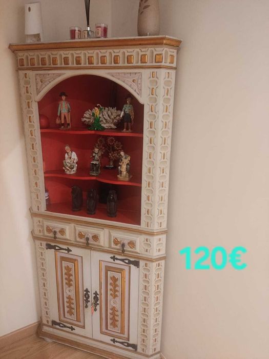 Vários móveis antigos