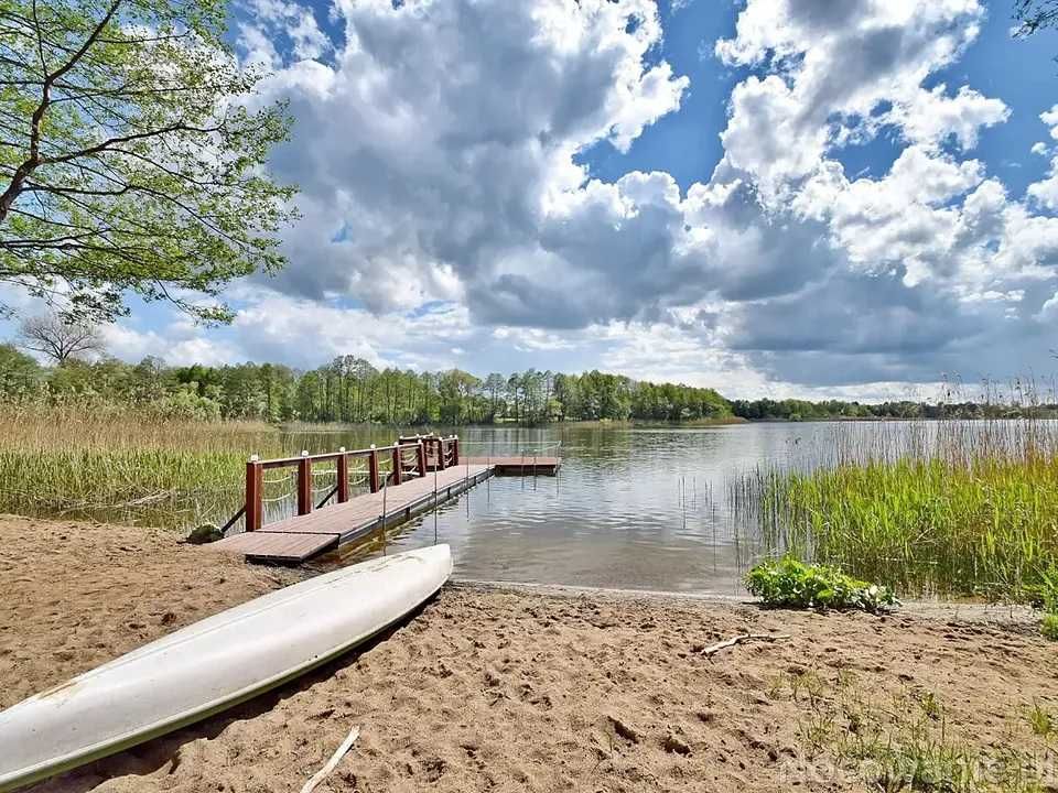 Dom i dwa domki drewniane nad jeziorem