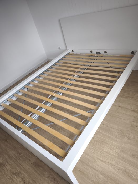 Cama Malm IKEA 140x200 com ESTRADO