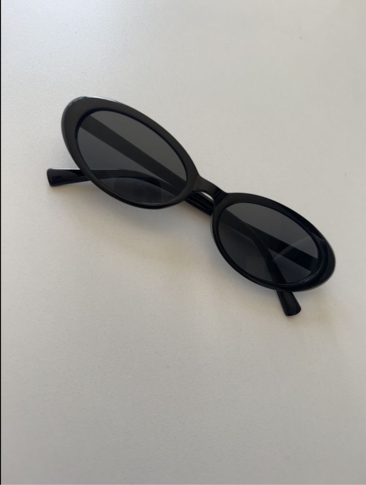 Czarne lekko okragle okulary pzreciwsloneczne damskie