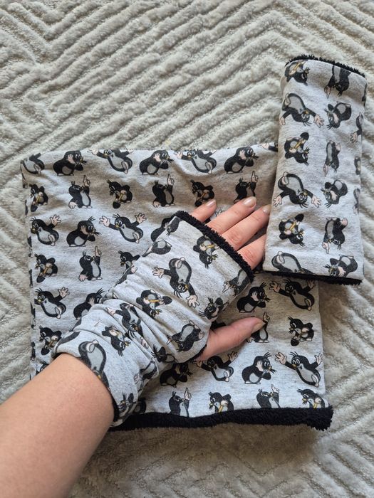 Komin i mitenki na czarnym polarze, Krecik