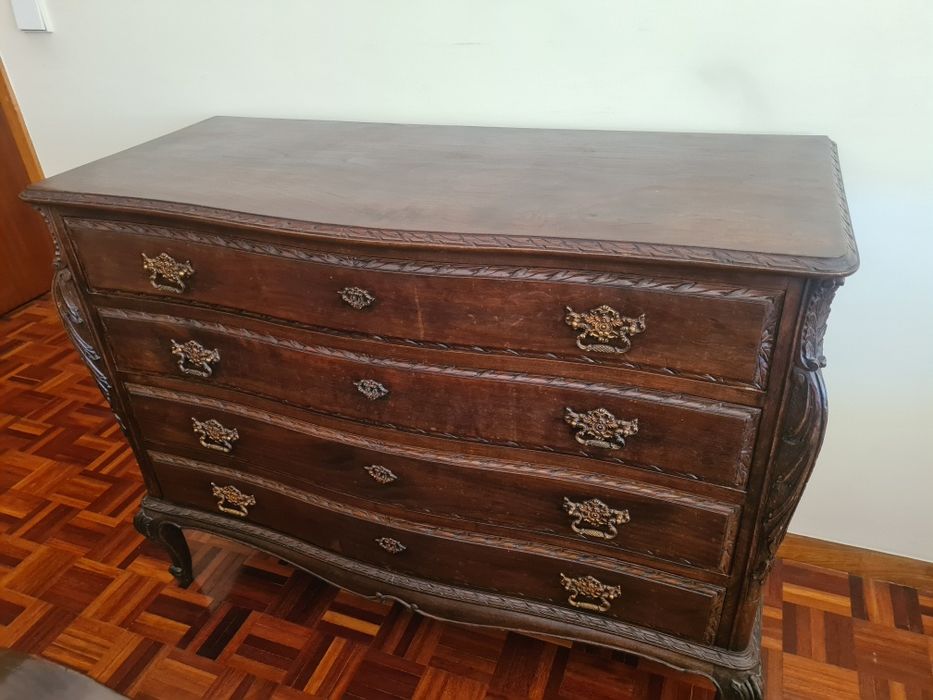 cómoda castanha muito bonita e a imitar antigo. Super barata