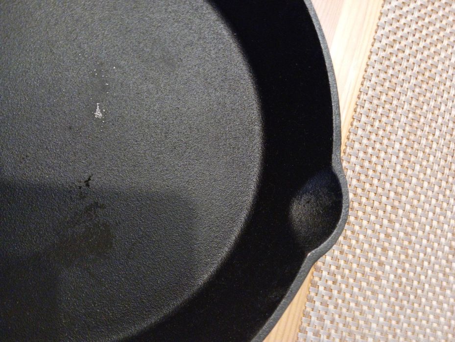 Patelnia żeliwna 24 cm, głębokość 4, 5 cm