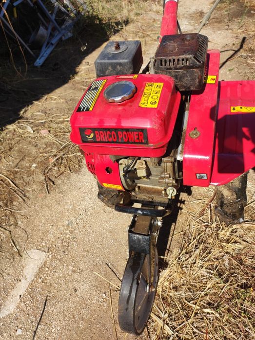 Moto enchada com charrua e frese