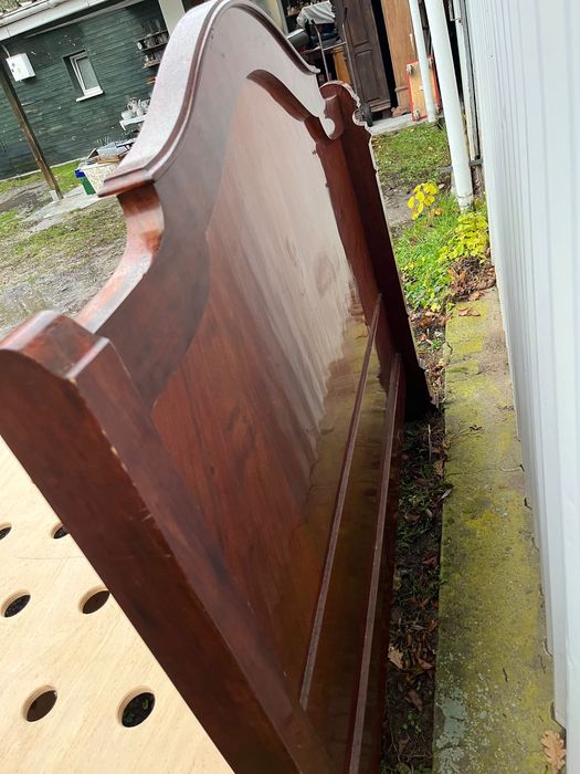 Stare łóżko Biedermeier .