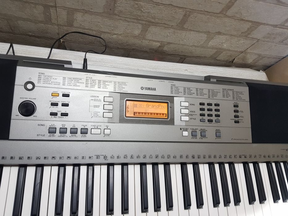 Синтезатор Yamaha PSR E 353 б/у з Німеччини