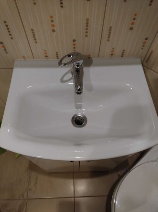 Szafka łazienkowa wraz z umywalką oraz baterią