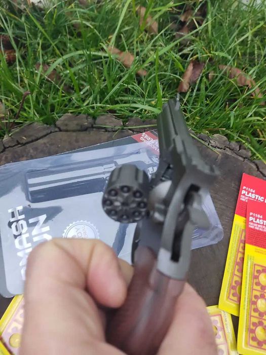 Пістолет револьвер magnum металевий на пістонах + 3 пачки пістонів