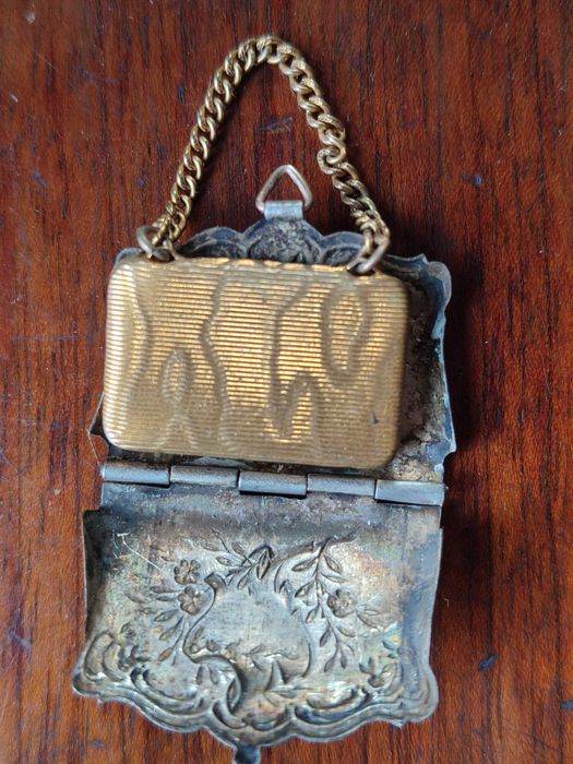 Relicário em metal banhado a prata