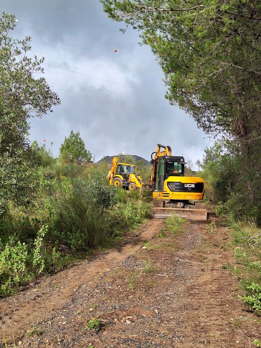 Serviço de retroescavadora e mini giratória de 9 toneladas