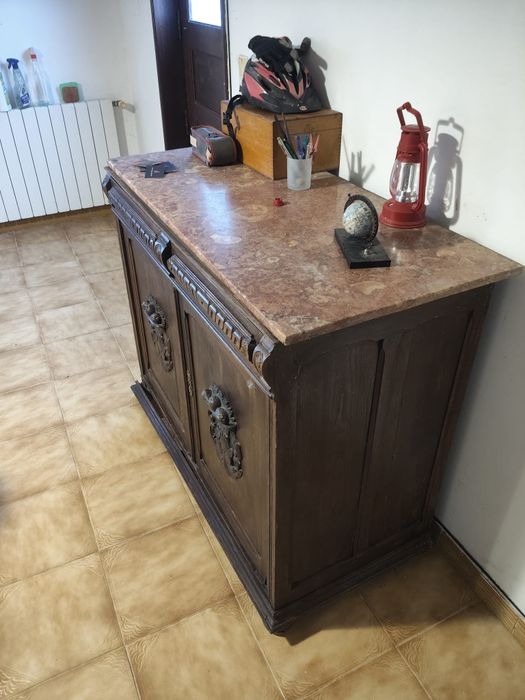 Móvel de madeira com tampo de mármore