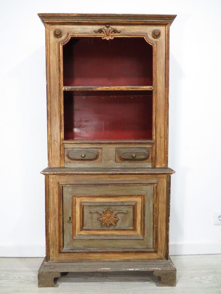Móvel rústico/ Altar com pinturas originais.