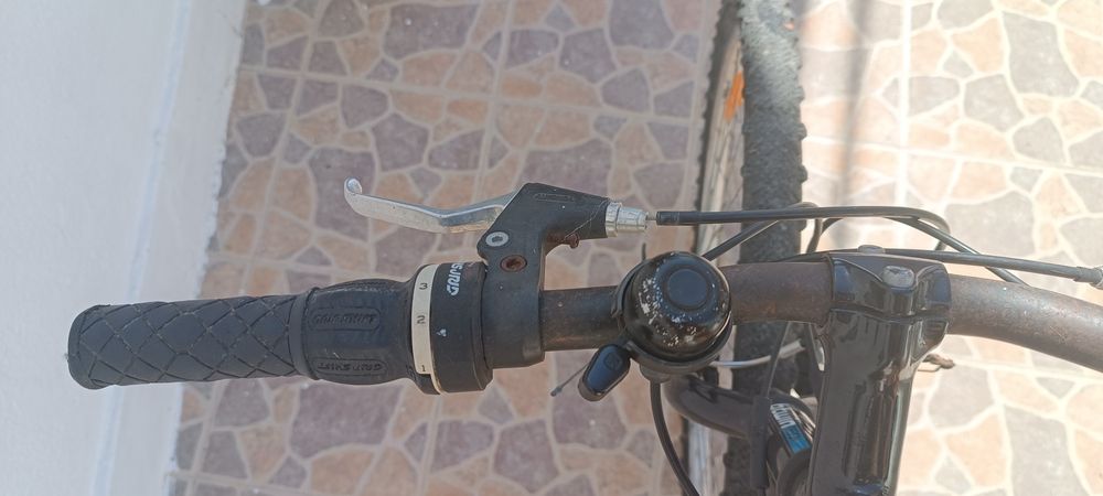 Bicicleta preta com mudanças