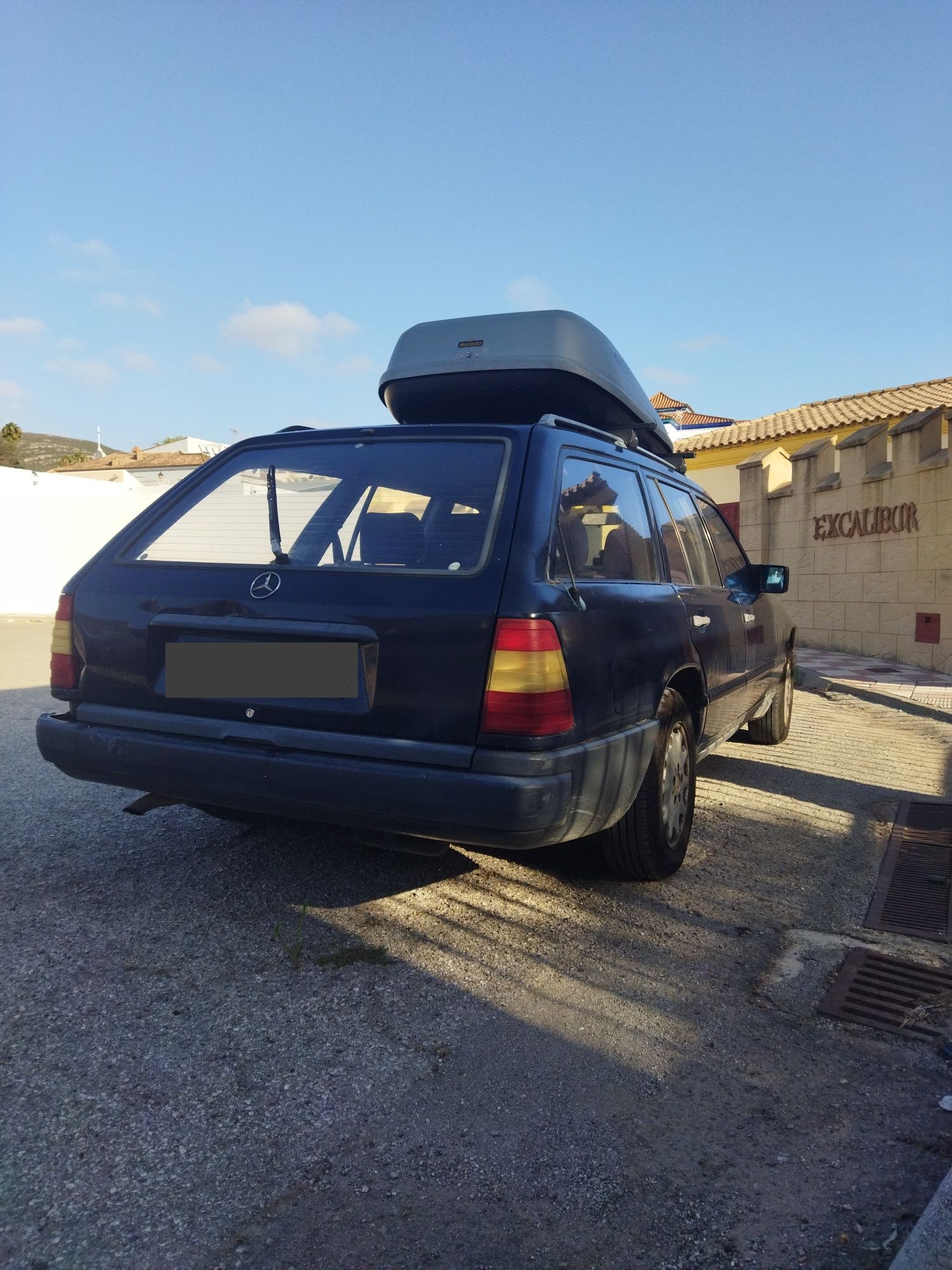 Mercedes Benz S124.    250TD