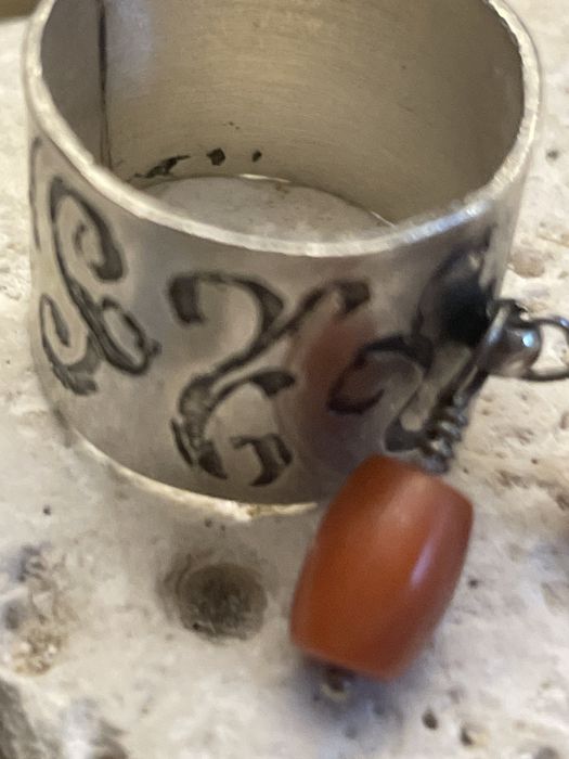 Stary srebrny Pierscionek z dyndalkiem koral antykwaryczny