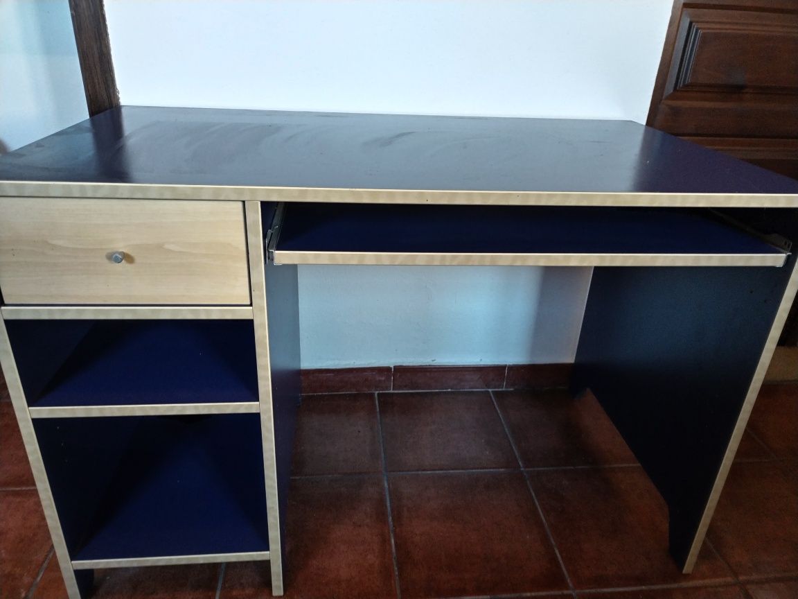 Secretaria azul e creme