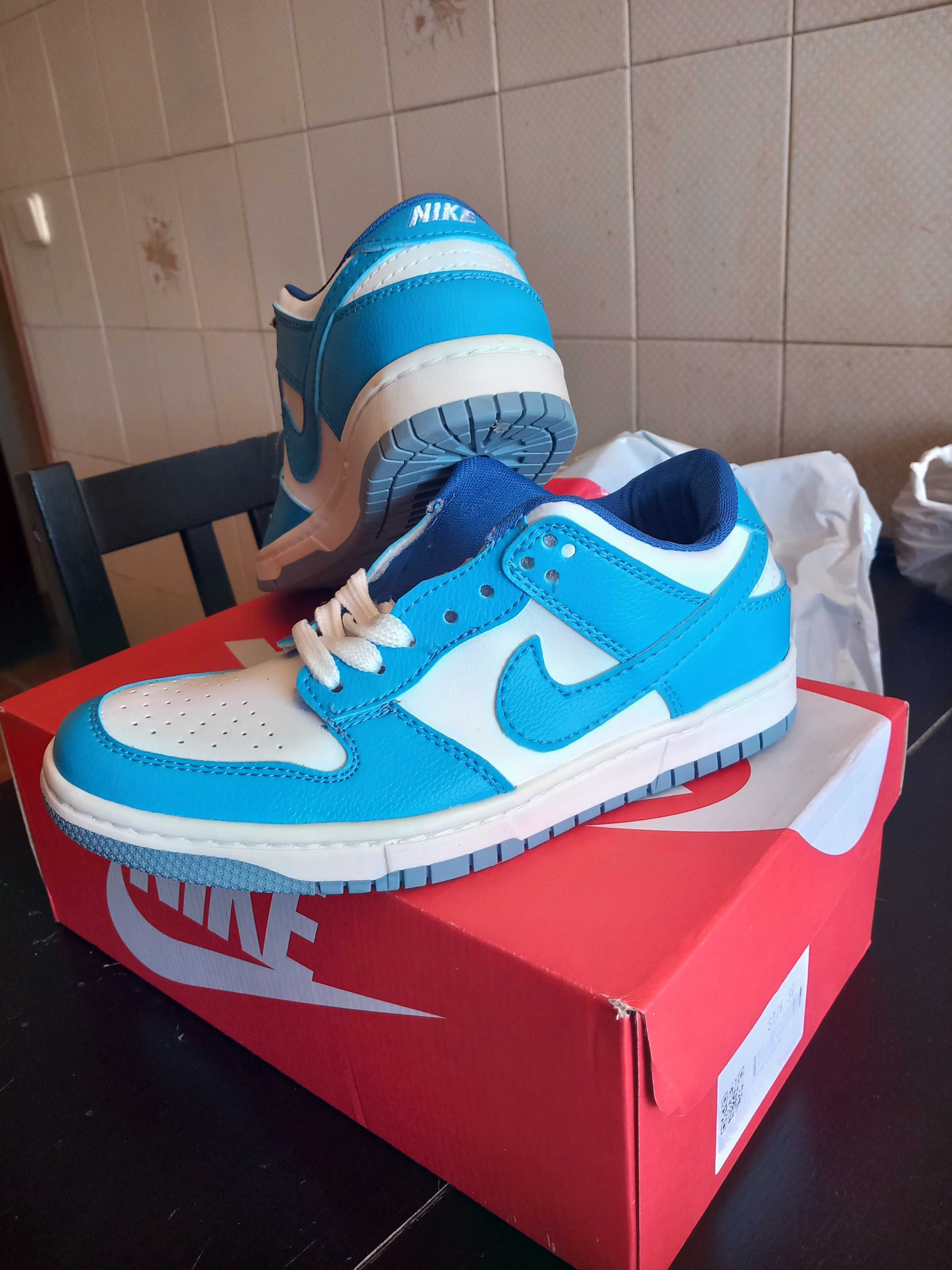 Tenis azul e branco