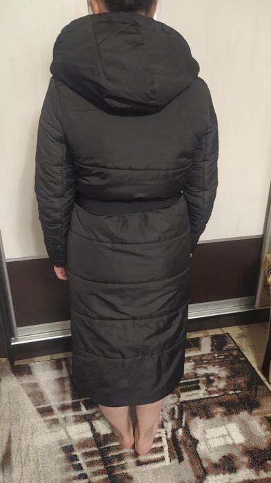 Довгий жіночий пуховик