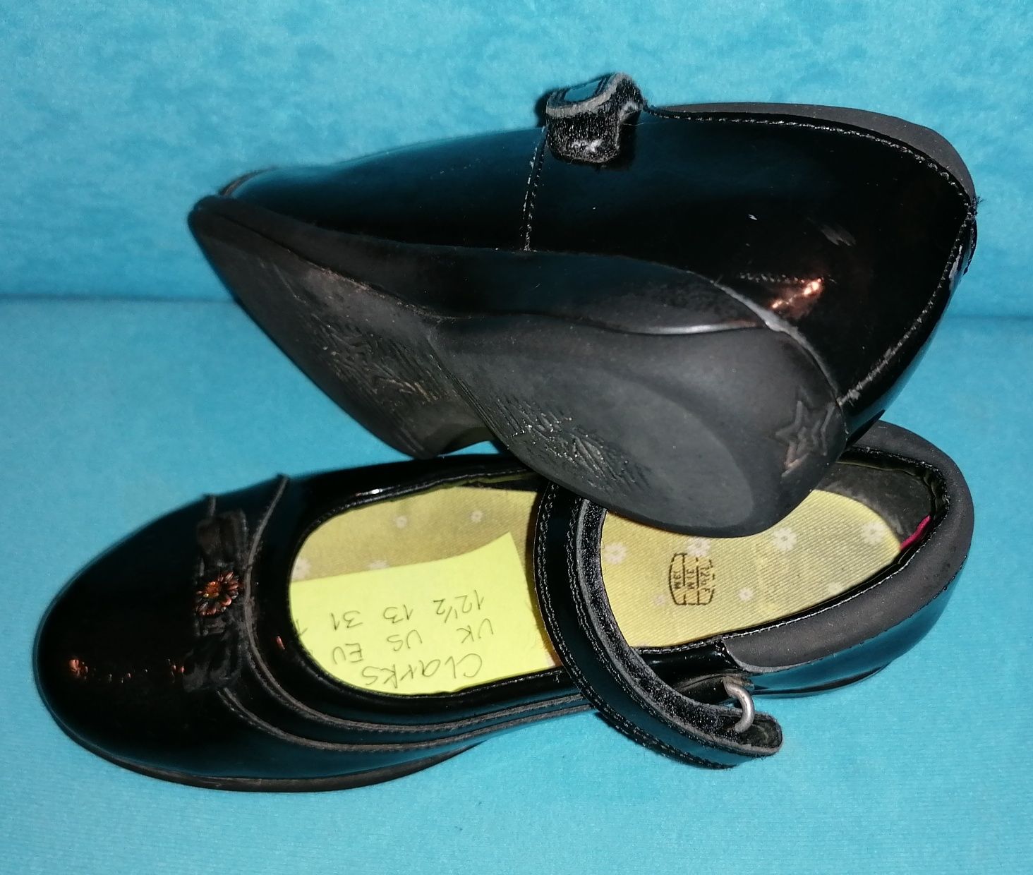 Clarks 12,5 F baleriny czarne półbuty lakierki pasek z rzepem obcas 2