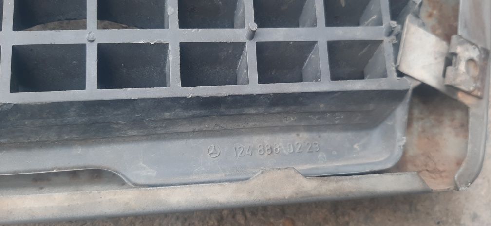 Решітка радіатора мерседес 124 до рест
