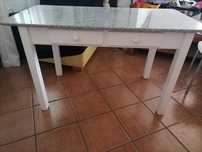 Mesa rectangular com tampo em pedra