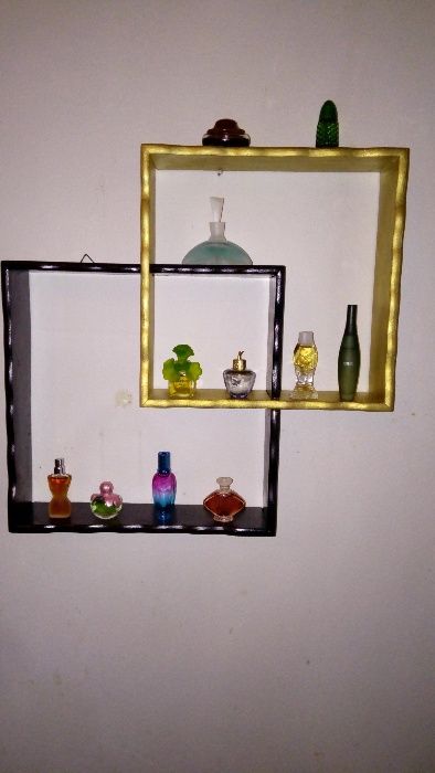 Parteleira c/miniaturas de perfumes fráscos cheios e originais
