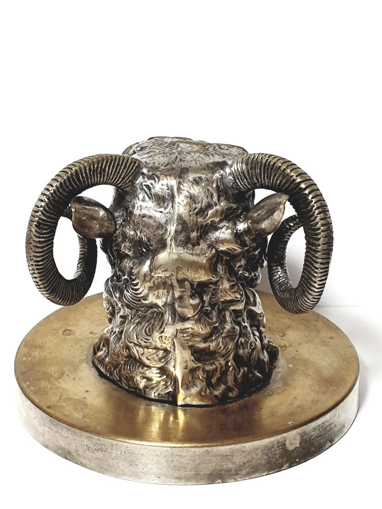 Rara antiga escultura de cabeça de bode com banho em prata