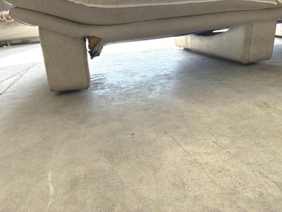 Sofá de 3 lugares em pele branca - Qtd. 1 Und.