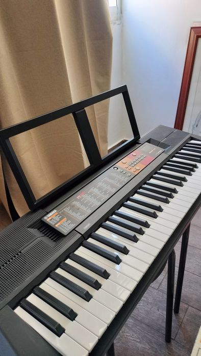 Teclado digital portátil e compacto - Yamaha PSR- F 51