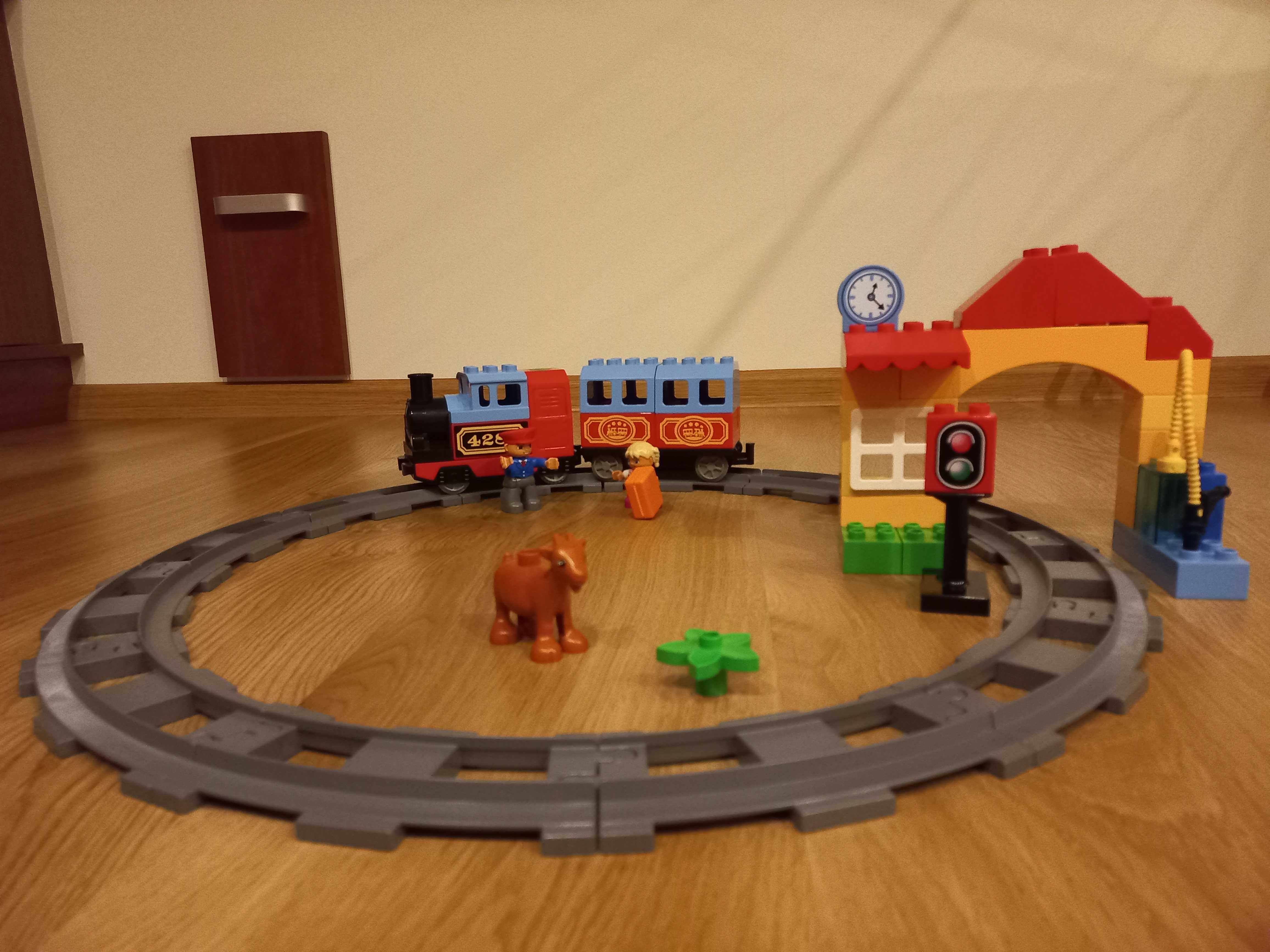 LEGO DUPLO - Pociąg na baterie + wagonik + stacja + 3xfigurka