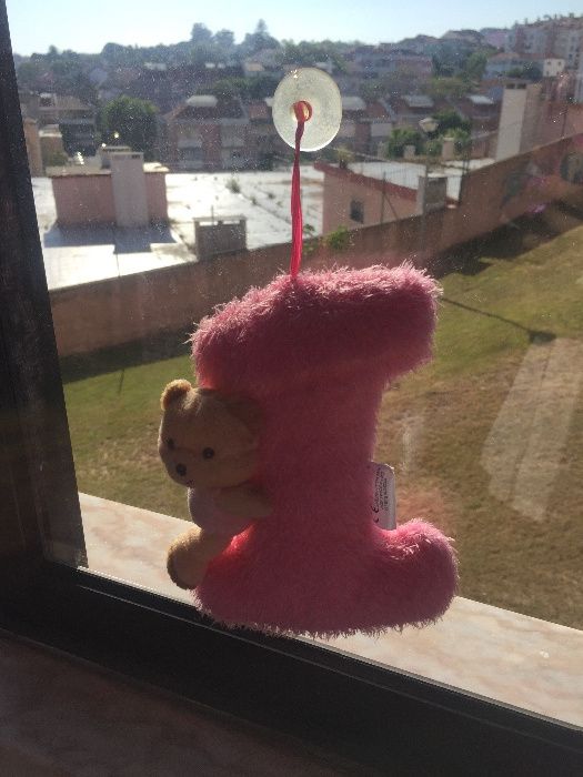 Peluche em formato de “I”