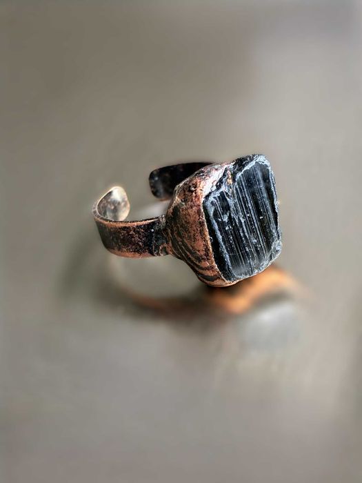 Czarny turmalin pierścionek regulowany – w miedzianej oprawie
