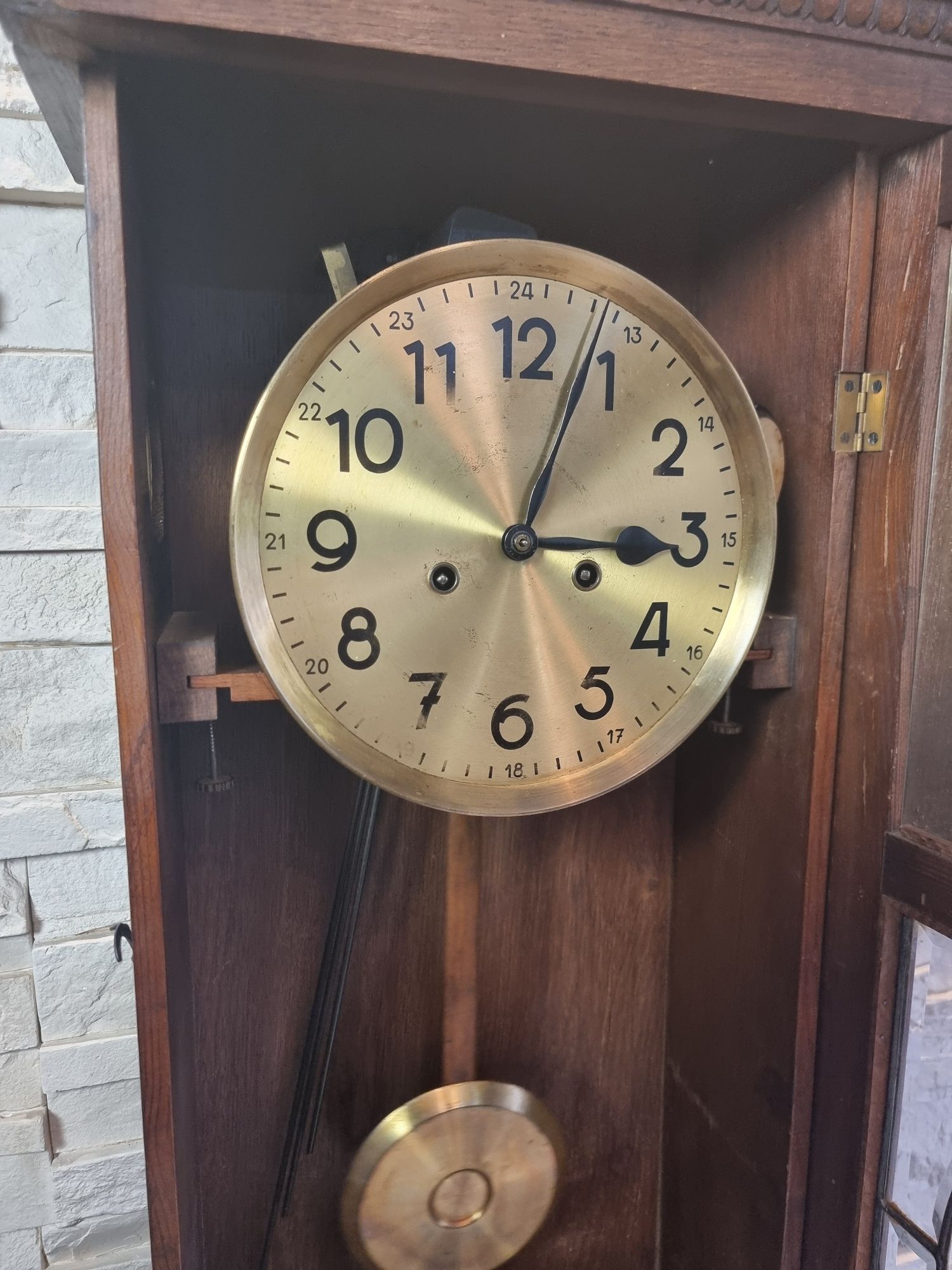 Stary wiszący zegar gabinetowy