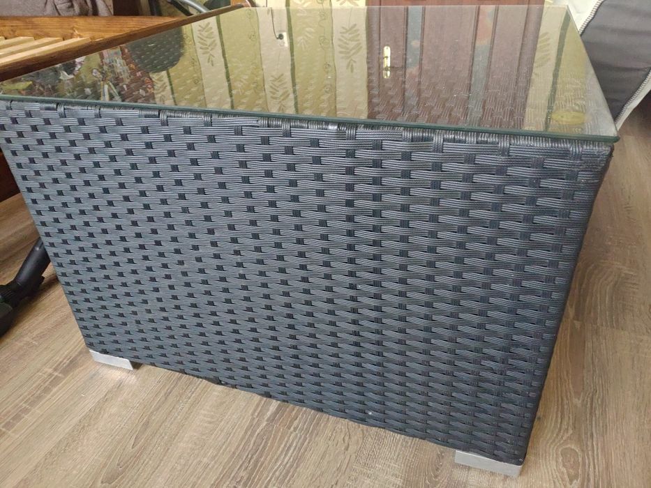 Стіл із  скляною поверхнею