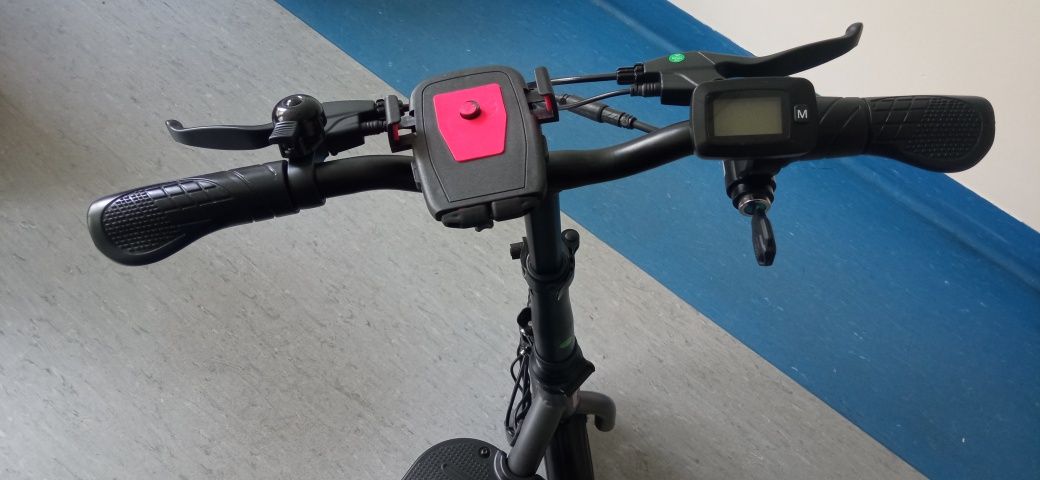 Hulajnoga elektryczna z siodełkiem