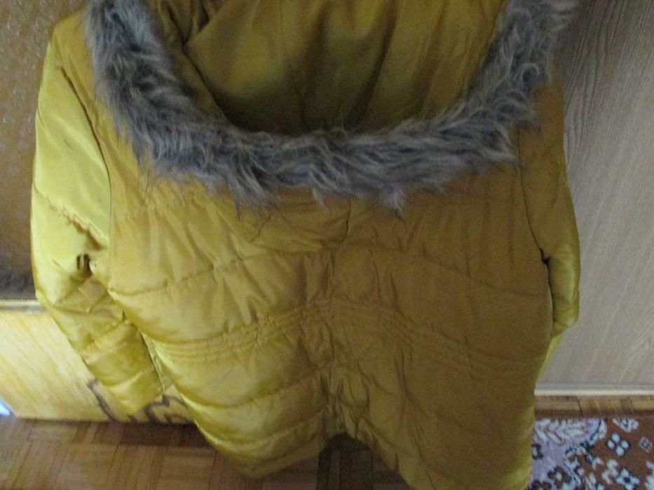 Zimowa kurka w kol. miodowym  z kapturem w rozm. 4XL/48