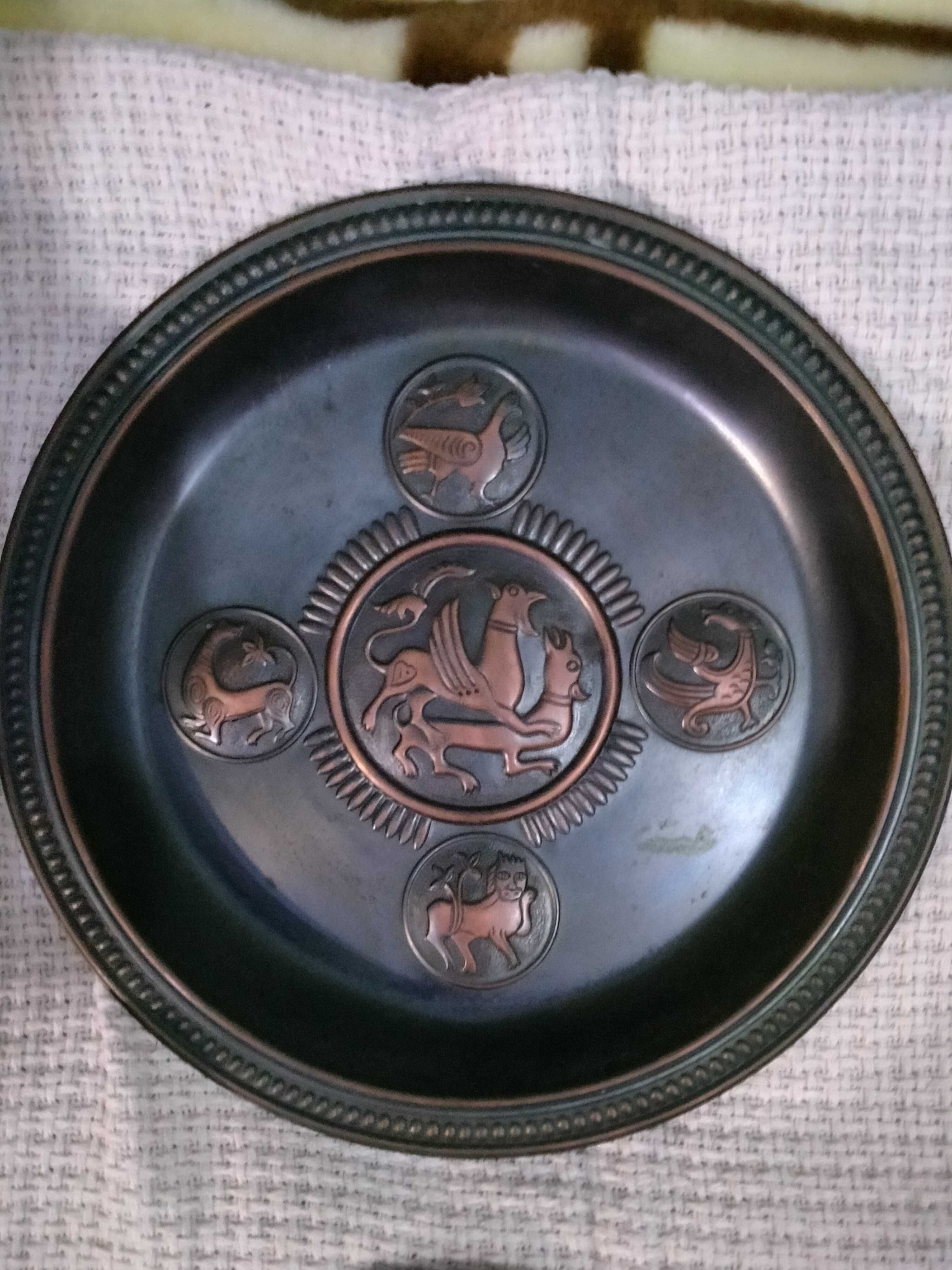 Тарелка декоративная медная, медь, с орнаментом .Набор из 3 тарелок.