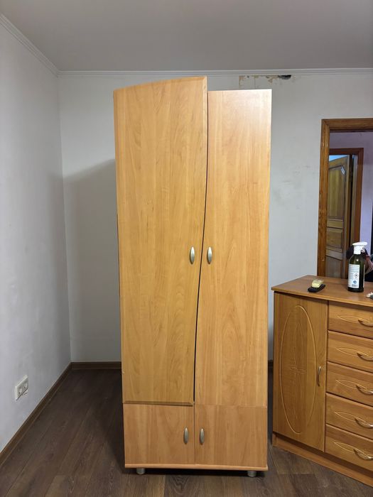 Дерев'яна шафа для одягу у класичному стилі — містка та акуратна