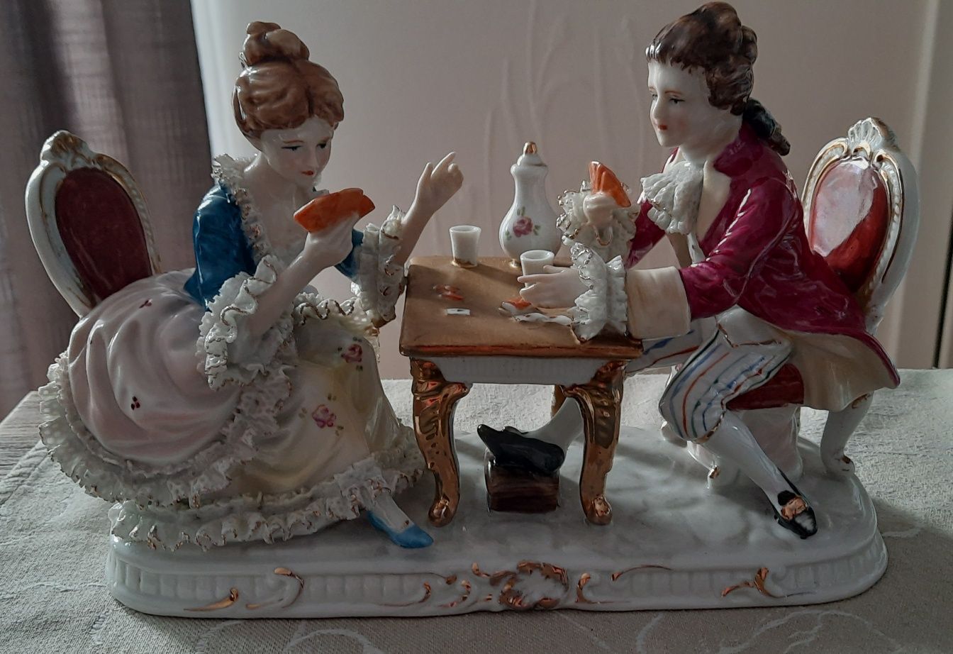 Figurka porcelanowa grających w karty