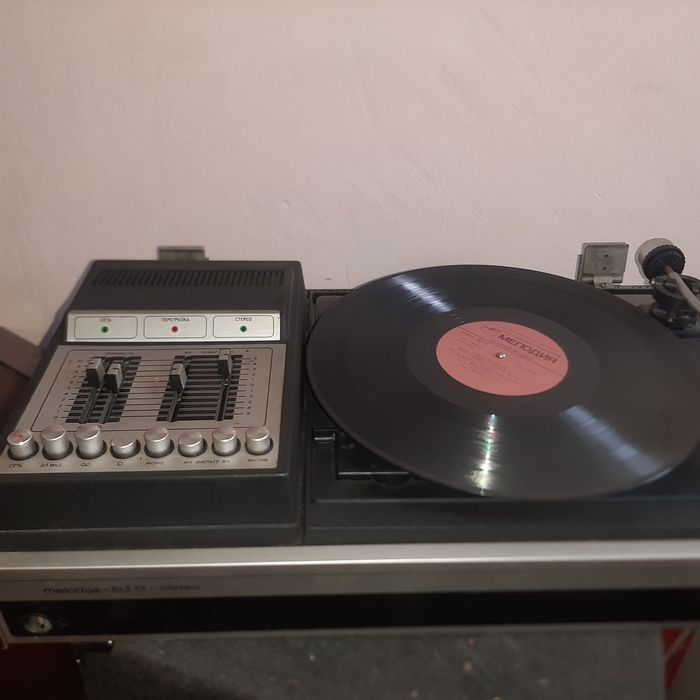 Проигрыватель винила Радиотехника Мелодия 103 с колонками