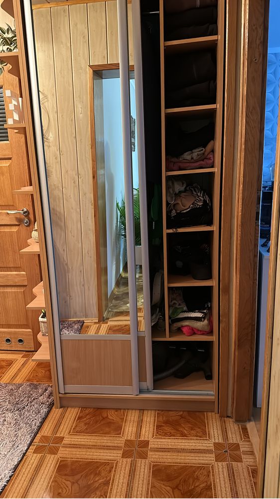 Szafa z dwomo lustrami