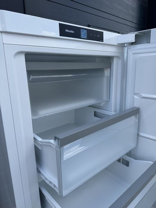 165 cm!Морозильна камера Miele FN4342 D